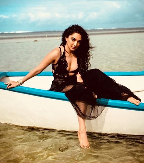 How To Style On A Beach? Take Tips From Priyanka Chopra, Disha Patani To Kiara Advani, Tara Sutaria - 5