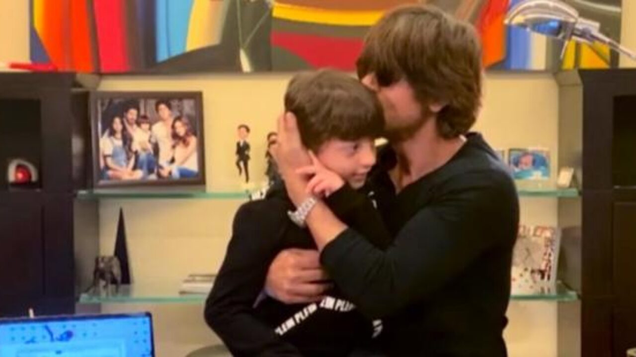 I for India: Shah Rukh Khan's son Abram Khan makes a special entry during performance, says 'Papa Enough Now'