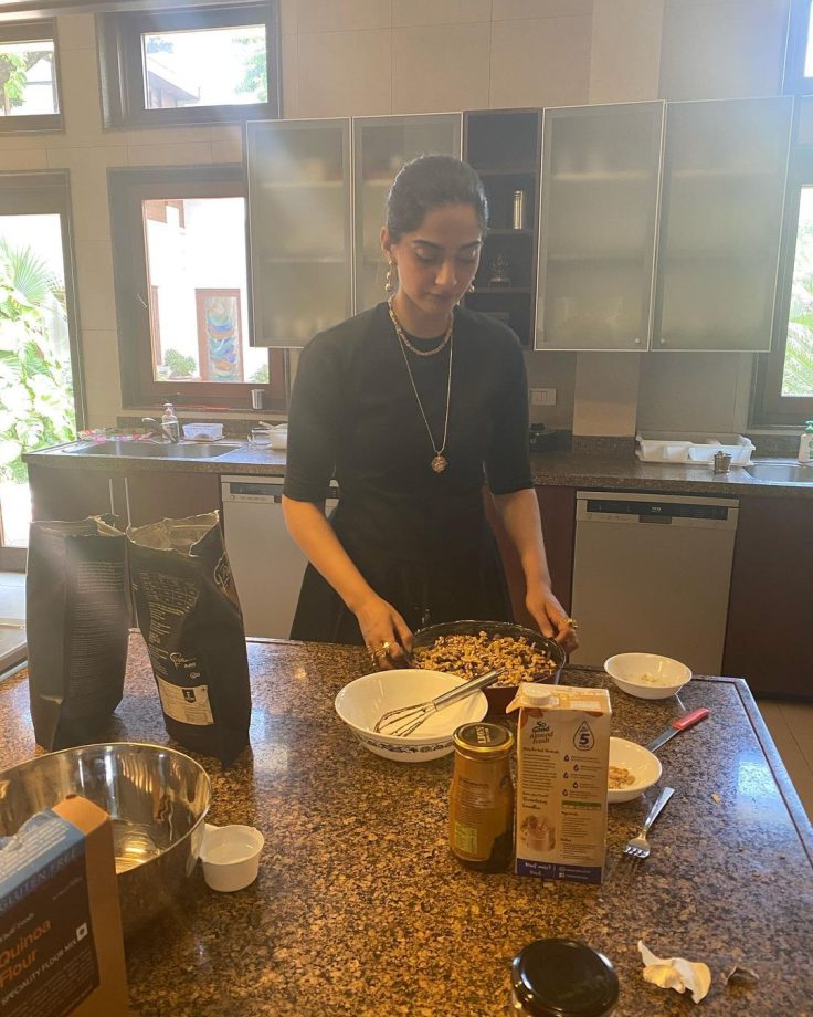 [IN PICS] Katrina Kaif, Sonam Kapoor, Shilpa Shetty, Deepika Padukone: Bollywood Celebs explore cooking during the quarantine 820745