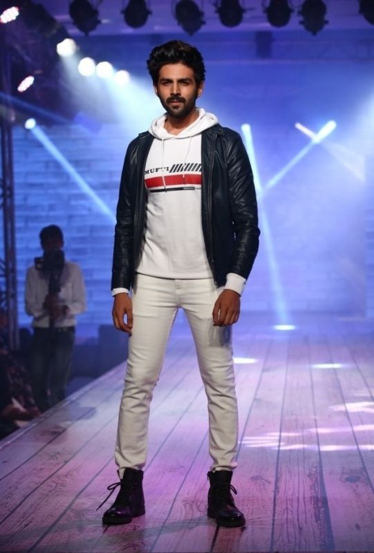 Kartik Aaryan And Abhishek Bachchan Slayed White Pants Outfit Perfectly, See Pics - 1