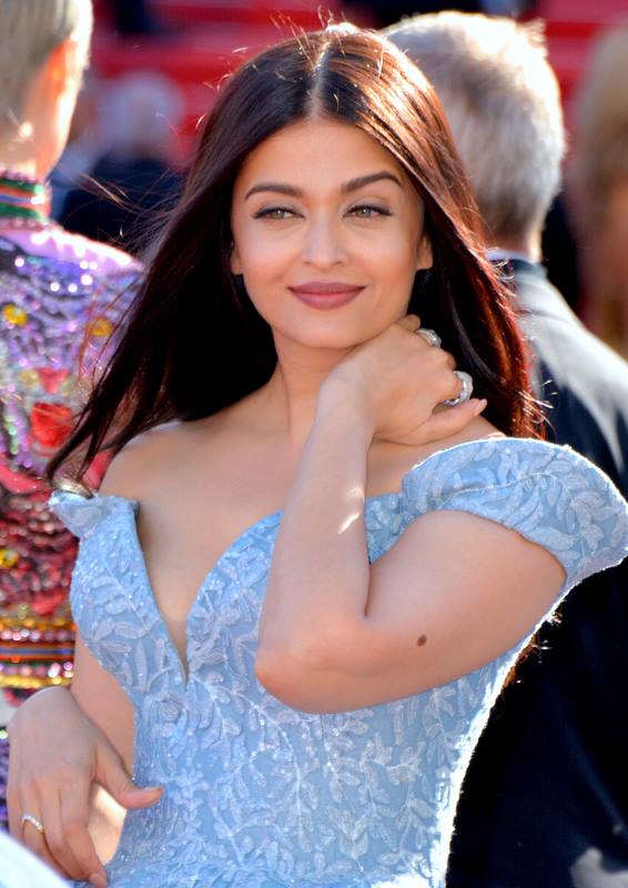 10 Hot Glamorous Photos Of Aishwarya Rai Bachchan - 3