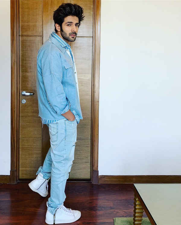 Ranbir Kapoor, Ranveer Singh, Hrithik Roshan, Kartik Aaryan: Who Looks HOT In Denim Shirt? - 6