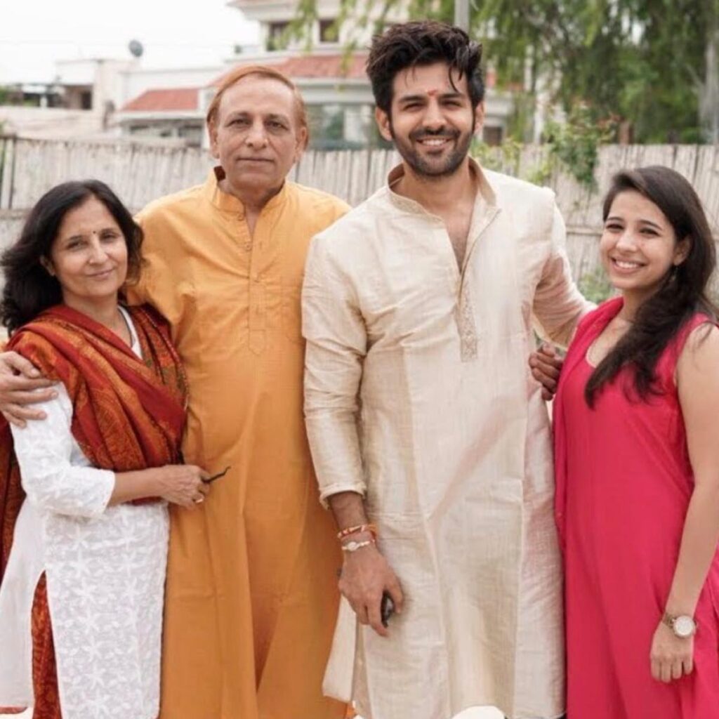 Ranveer Singh, Hrithik Roshan, Kartik Aaryan: Bollywood Actors And Their Adorable Moments With Family - 4