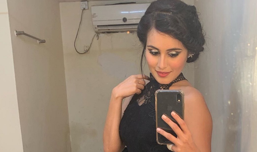 Rhea Sharma, Sriti Jha, Surbhi Chandna, Shrenu Parikh: Beautiful Date Night Hairdos 1