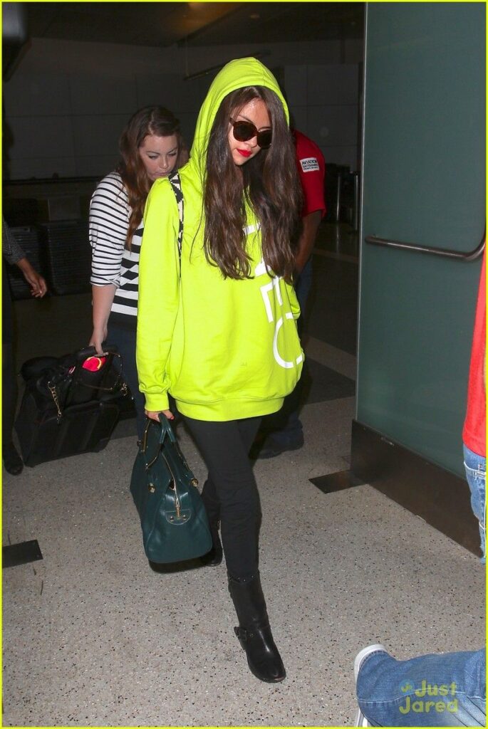 Selena Gomez, Miley Cyrus, Ariana Grande: Pick Up Your Favourite NEON Style - 1