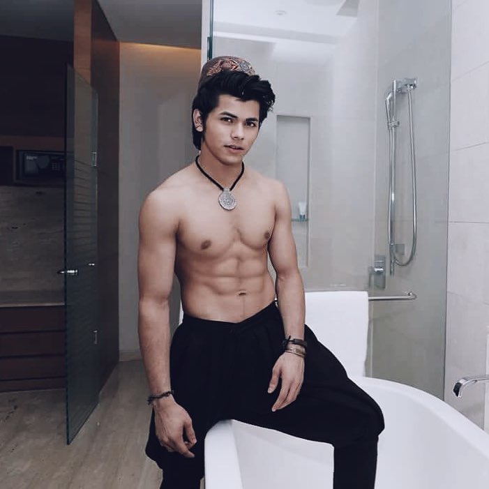 Siddharth Nigam’s Shirtless Picture Takes Social Media by Storm! - 0