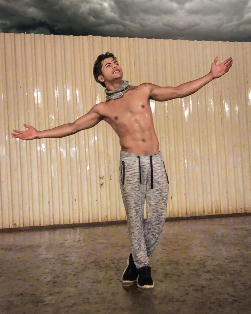 Siddharth Nigam’s Shirtless Picture Takes Social Media by Storm! - 1