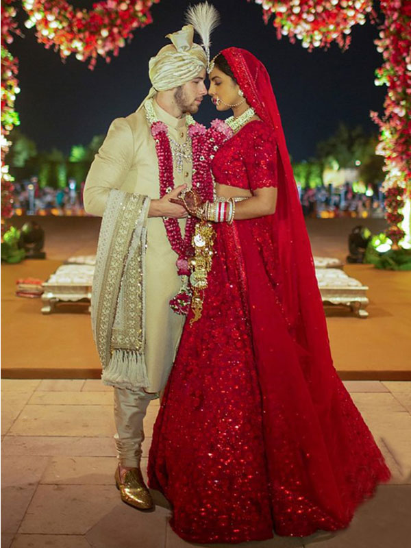 Take A Bridal Lehenga Inspiration From Anushka Sharma, Kareena Kapoor, Deepika Padukone, Priyanka Chopra To Spice Up Shaadi Season - 6