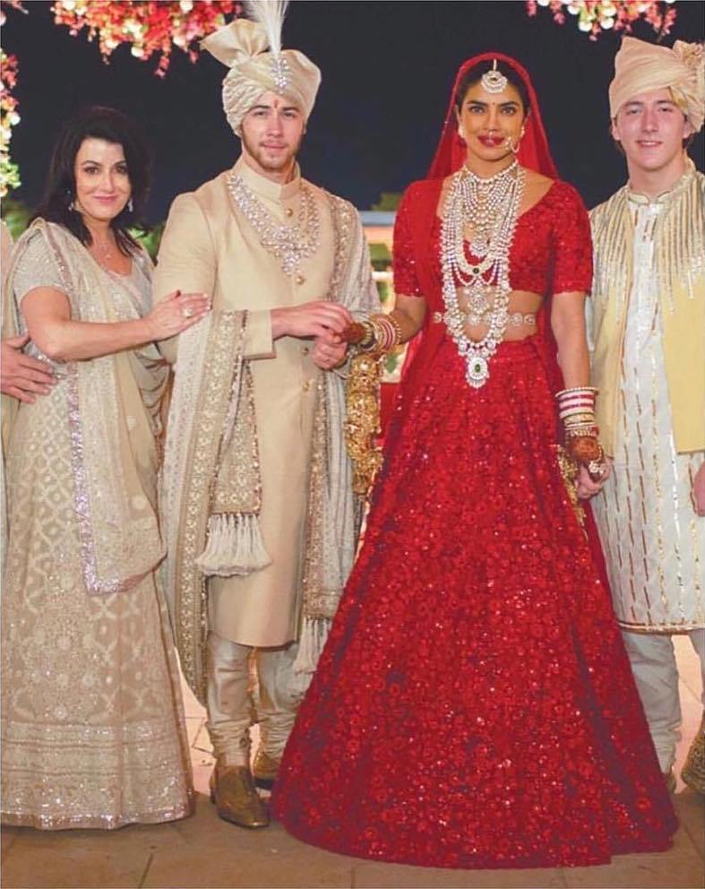 Take A Bridal Lehenga Inspiration From Anushka Sharma, Kareena Kapoor, Deepika Padukone, Priyanka Chopra To Spice Up Shaadi Season - 7