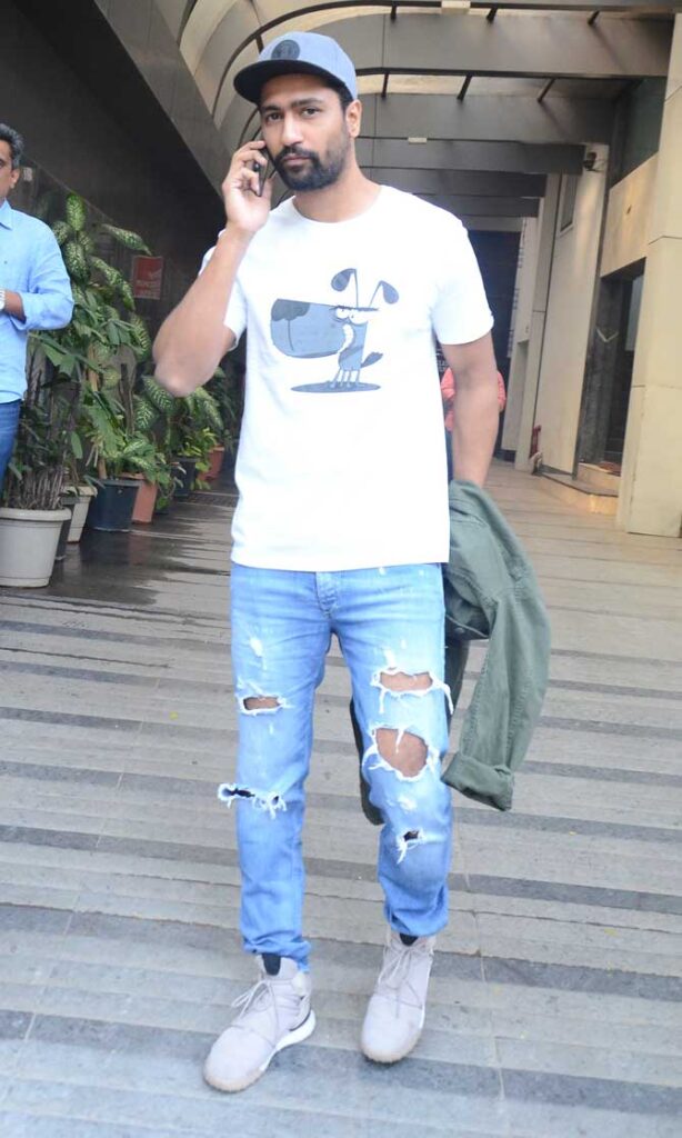 Take A Look at Emraan Hashmi, Varun Dhawan And Vicky Kaushal Ripped Jeans Outfit Ideas! - 2
