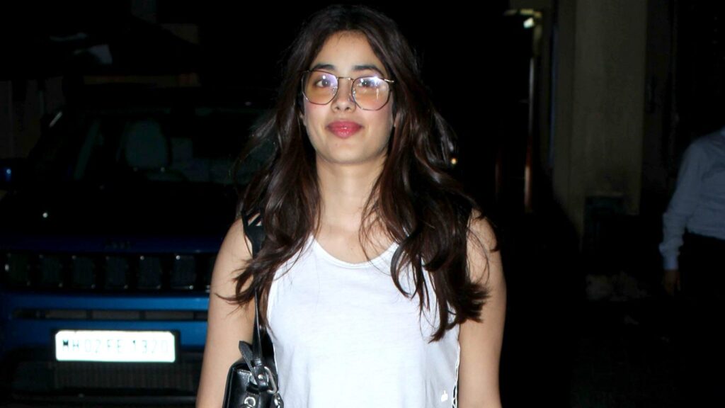 Take Tips From Anushka Sharma, Janhvi Kapoor And Priyanka Chopra’s Waist-Up Dressing - 3