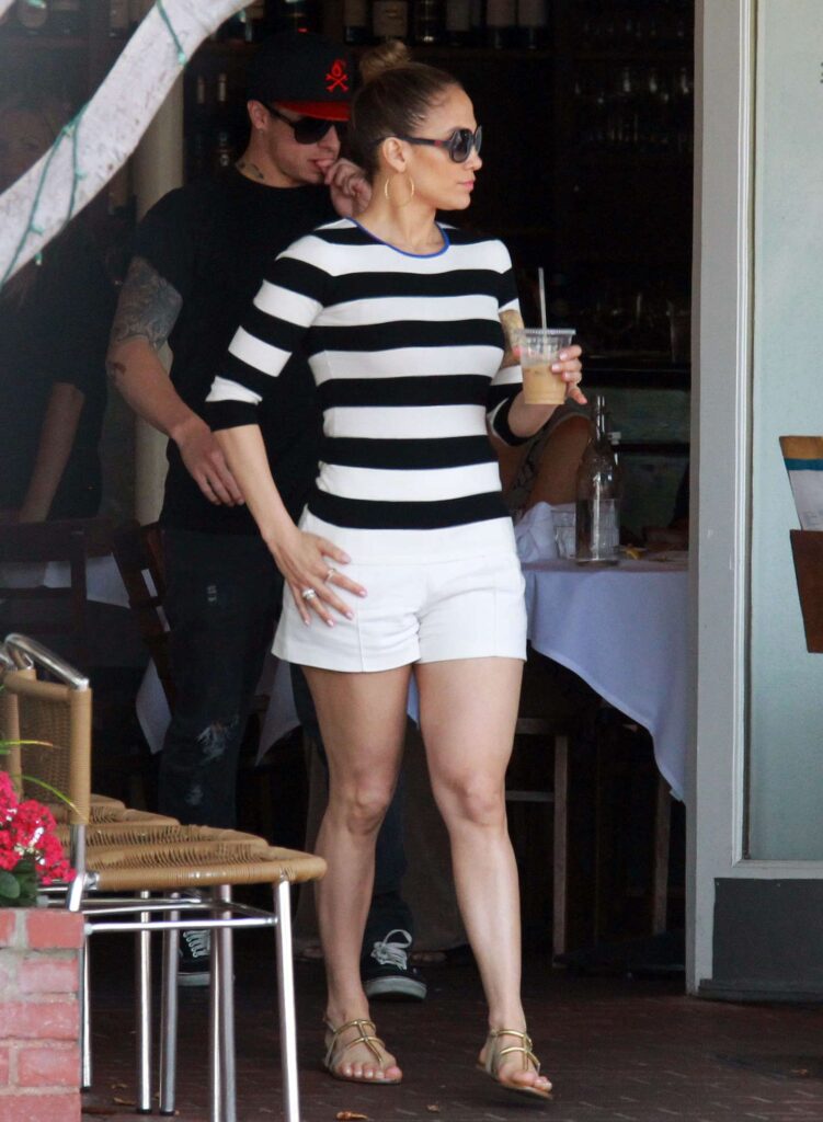 Take Tips From Jennifer Lopez On How To Style Shorts! - 3