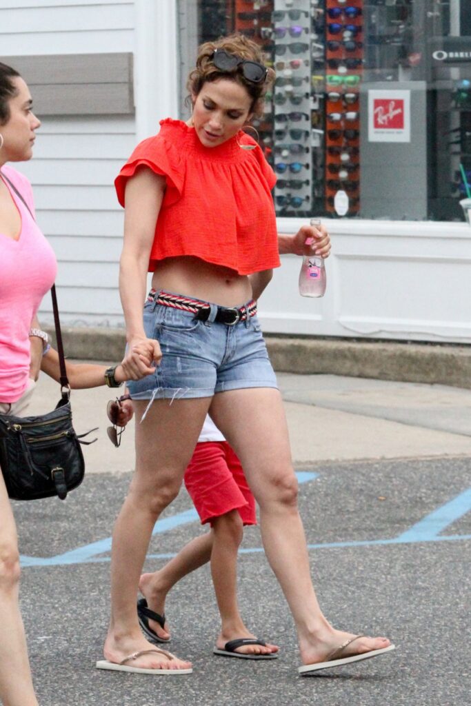 Take Tips From Jennifer Lopez On How To Style Shorts! - 5