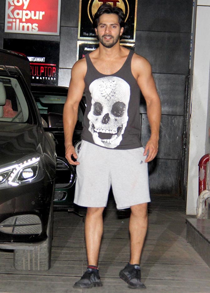 Taking Notes From Ayushmann Khurrana, Shahid Kapoor, Varun Dhawan, Vicky Kaushal’s Summer Cool Outfits - 5