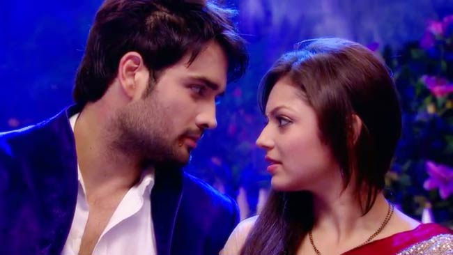 Drashti Dhami-Vivian Dsena hottest on screen romantic moments - 1