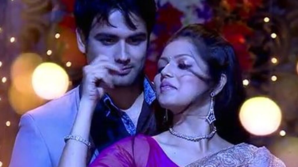 Drashti Dhami-Vivian Dsena hottest on screen romantic moments - 3