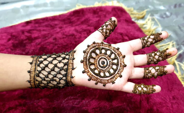 7 Simple & Cute Mehendi Designs For Little Girls - 1