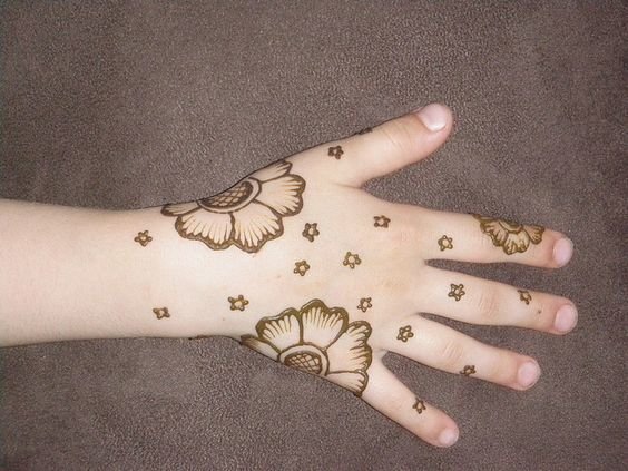 7 Simple & Cute Mehendi Designs For Little Girls - 2