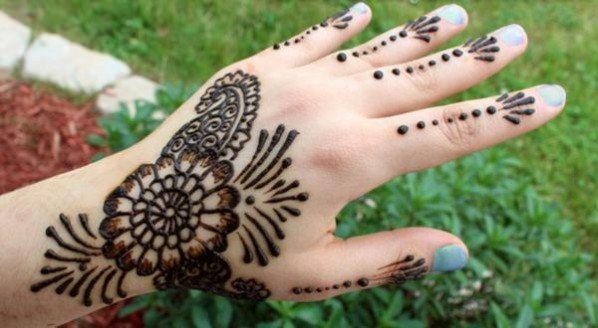 7 Simple & Cute Mehendi Designs For Little Girls - 3