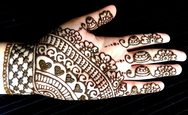 7 Simple & Cute Mehendi Designs For Little Girls - 4