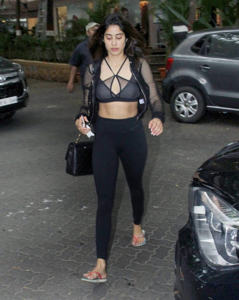 All the times Anushka Sharma, Kareena Kapoor, Janhvi Kapoor And Priyanka Chopra Slew In Black And White Look - 5