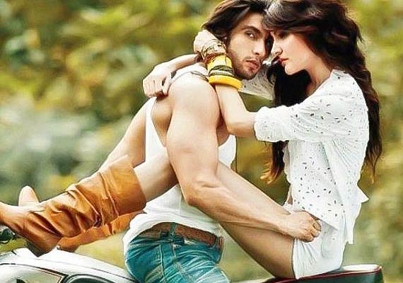 Anushka Sharma – Ranveer Singh Best Romantic Onscreen Moments Ever - 1