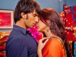 Anushka Sharma – Ranveer Singh Best Romantic Onscreen Moments Ever - 3