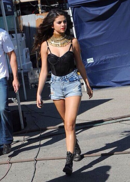 Ariana Grande, Miley Cyrus, Selena Gomez: 8 Outfit Ideas With Short Shorts! - 6