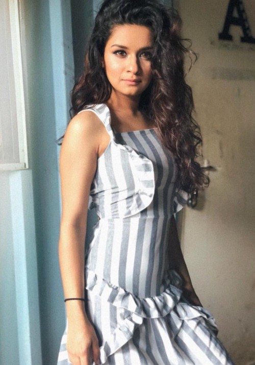 Avneet Kaur’s Striped Outfit is a Wardrobe Must-Have, See Pics - 0