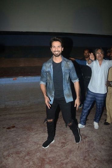 Ayushmann Khurrana, Shahid Kapoor, Varun Dhawan, Vicky Kaushal Love Wearing Denim, See Pics - 3