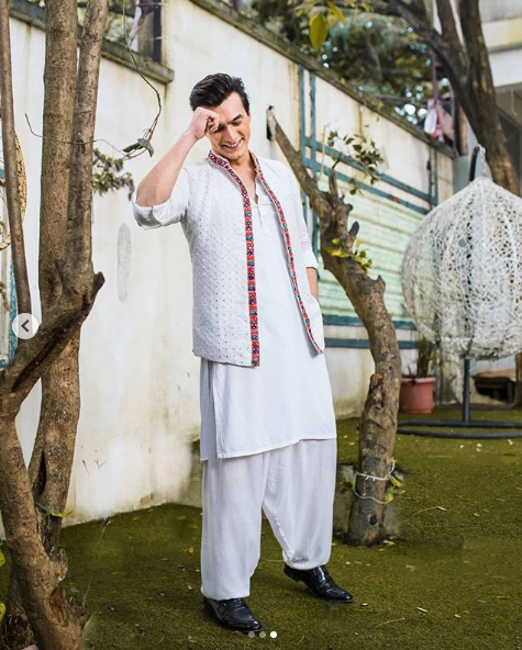 Mohsin Khan In Black Or White: Which Colour Outfits Suits Him The Most? - 2