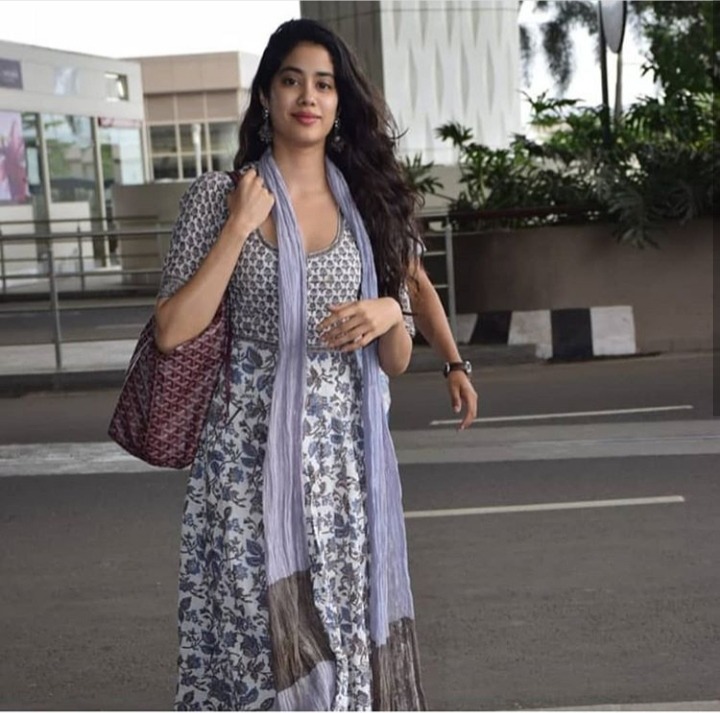 Chic And Stylish, Kareena Kapoor, Janhvi Kapoor, Priyanka Chopra Look Fab In This Floral Attire! - 2