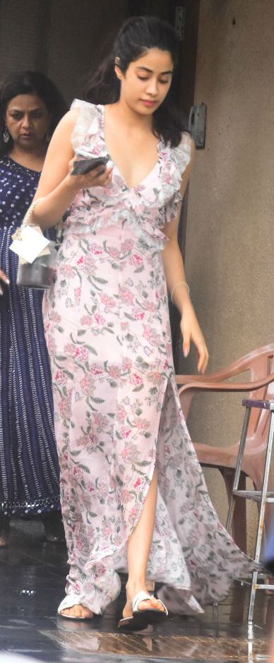 Chic And Stylish, Kareena Kapoor, Janhvi Kapoor, Priyanka Chopra Look Fab In This Floral Attire! - 3