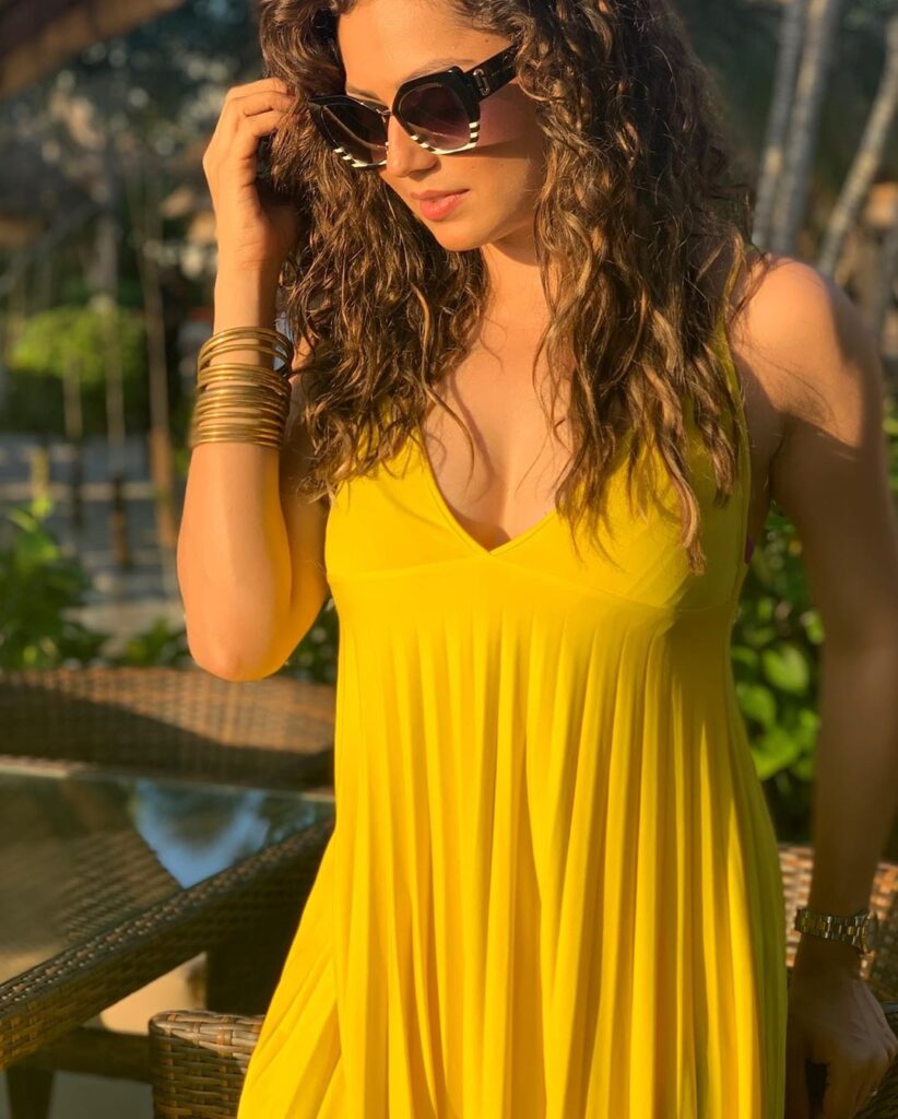 Divyanka Tripathi, Rhea Sharma, Drashti Dhami Dazzle In Neon; See Pics - 8