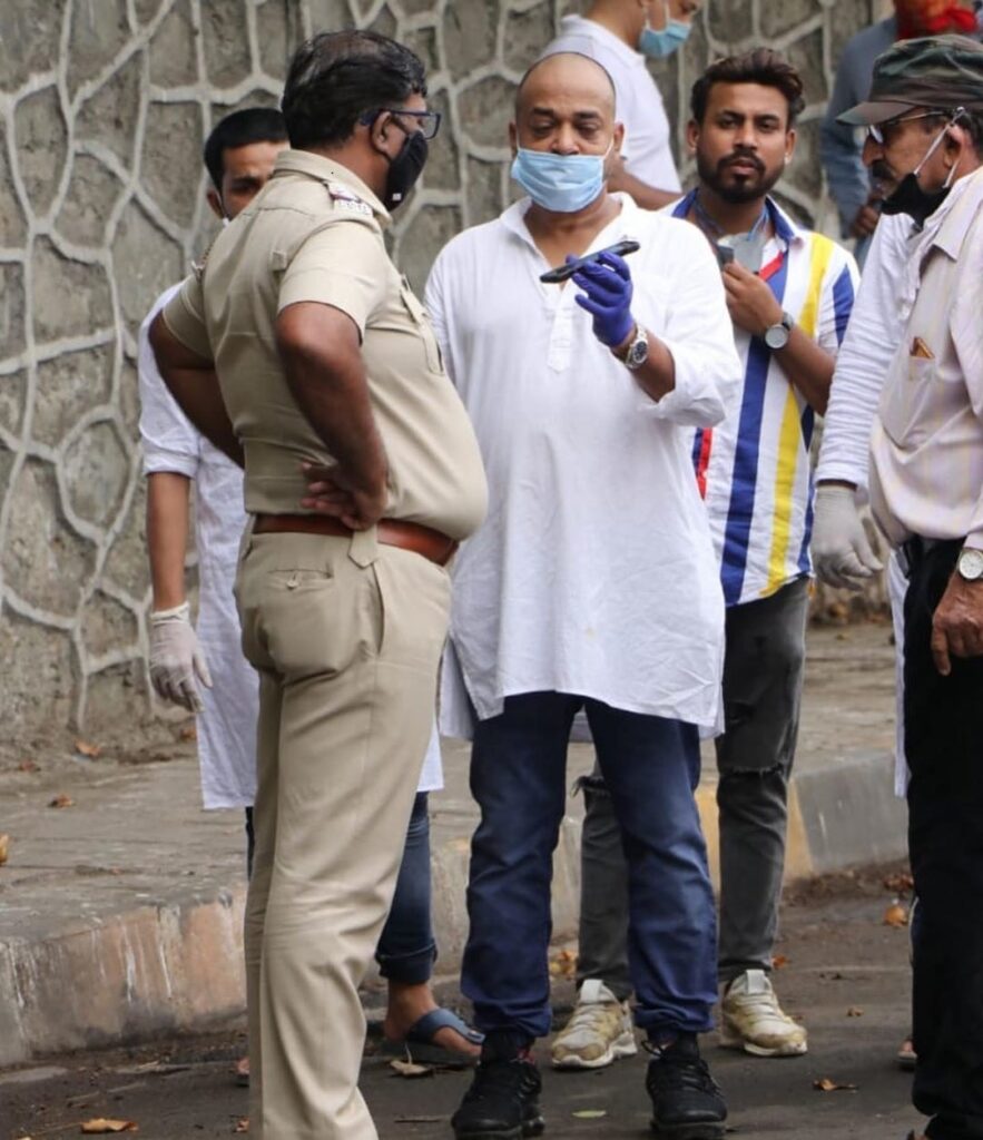 Emotional and teary-eyed Sajid at brother Wajid Khan’s funeral; Aditya Pancholi seen too - 2