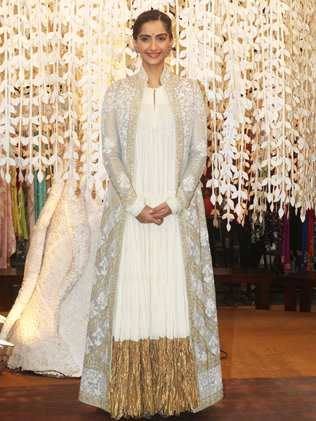 From Aishwarya Rai Bachchan To Sonam Kapoor: Bollywood Celebrities Spotted Wearing Rohit Bal’s Outfits - 4