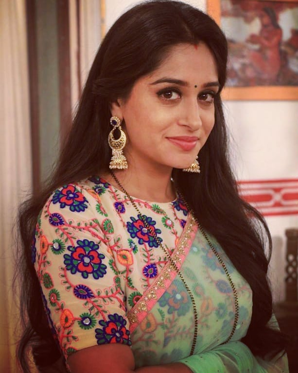 Top 3 Ethnic Looks Of Dipika Kakar In Statement Earrings - 0