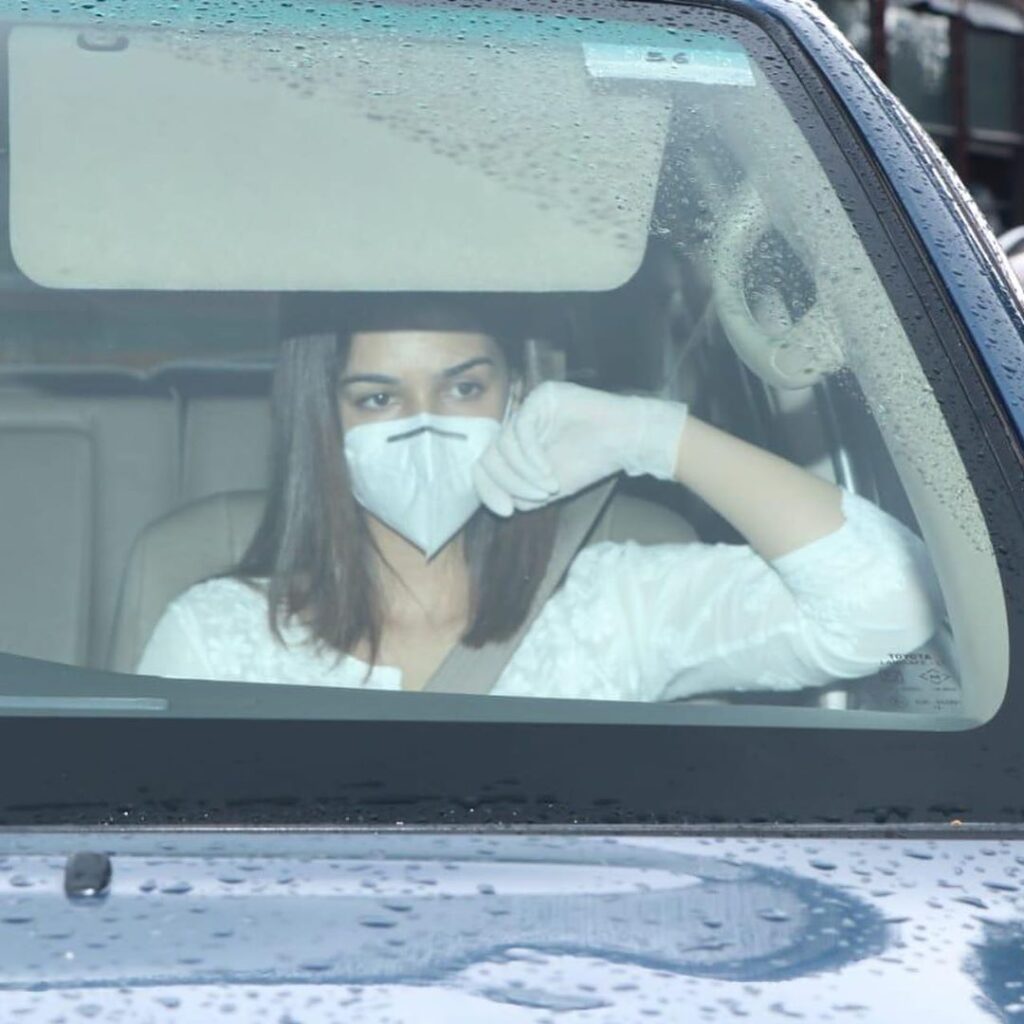 IN PICS: Kriti Sanon, Shraddha Kapoor, Vivek Oberoi, Varun Sharma, Krystle D’Souza and others attend Sushant Singh Rajput’s funeral - 3