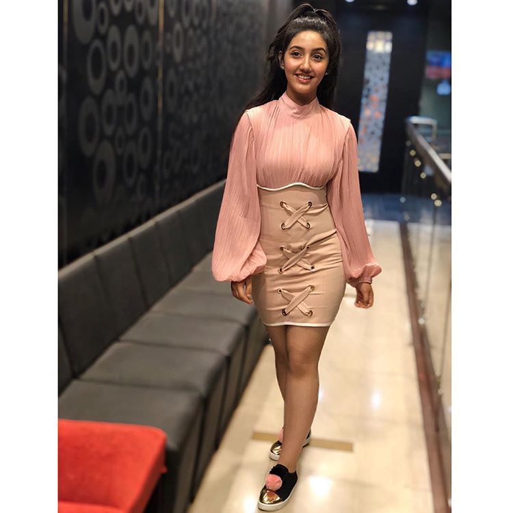 Jannat Zubair, Avneet Kaur, Ashnoor Kaur: Who Carried Better Statement Sleeves? - 1