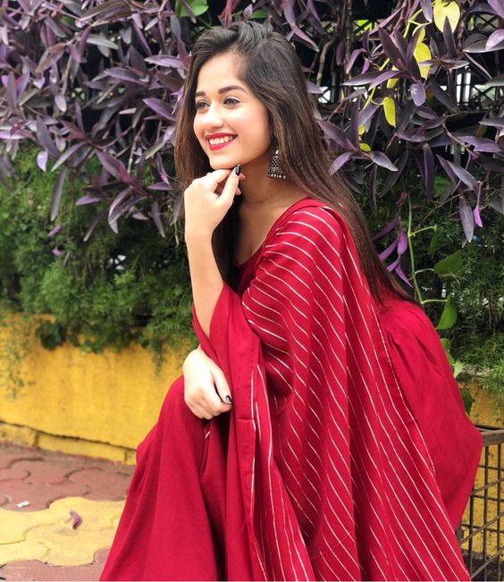 Jannat Zubair’s fashionable all-red outfit makes heads turn! - 0