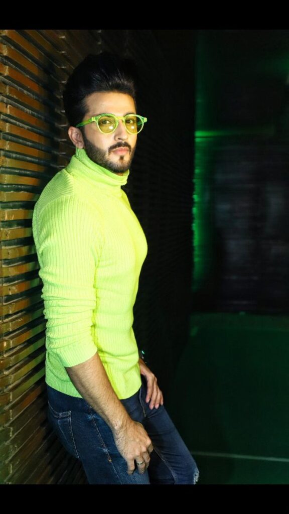 Kundali Bhagya Actor Dheeraj Dhoopar’s HOT Neon Looks! - 3