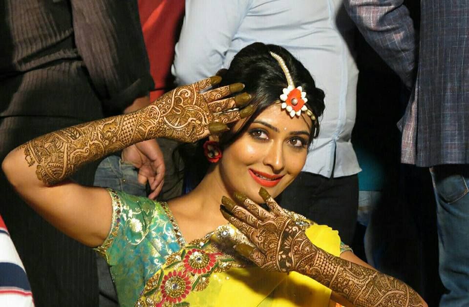 Radhika Pandit, Sameera Reddy, Soundarya Rajinikanth: Super Trendy Mehendi Designs For Brides! - 0