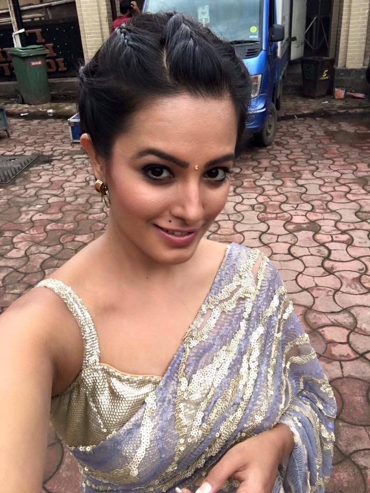 Sanaya Irani And Anita Hassanandani Give Major Hairstyle Goals For Your Lehenga Look - 1