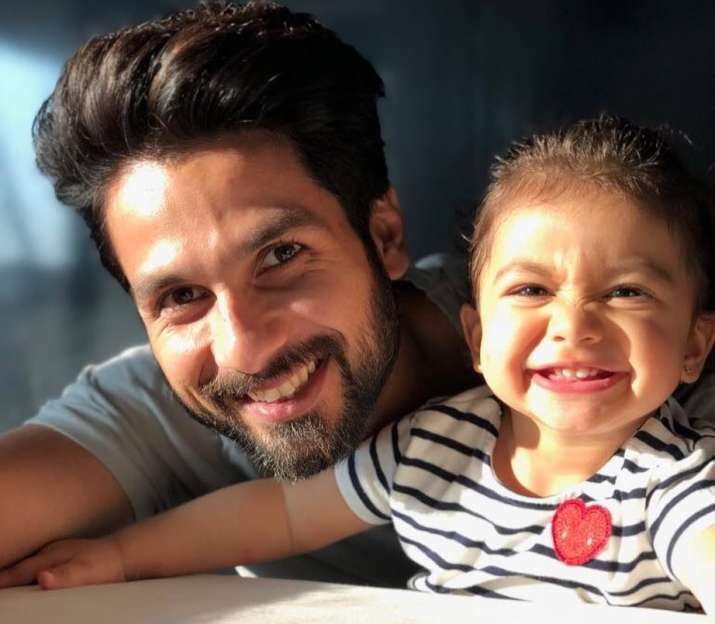 Shahid Kapoor Adorable Moments With Daughter - 4