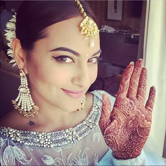 Soha Ali Khan, Sonam Kapoor Ahuja, Sonakshi Sinha: Bollywood Actresses And Their Mehendi Designs That You Can Try This Festive Season - 0