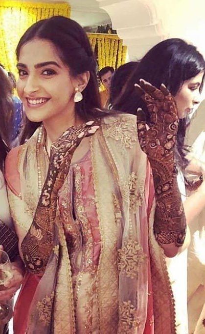 Soha Ali Khan, Sonam Kapoor Ahuja, Sonakshi Sinha: Bollywood Actresses And Their Mehendi Designs That You Can Try This Festive Season - 1