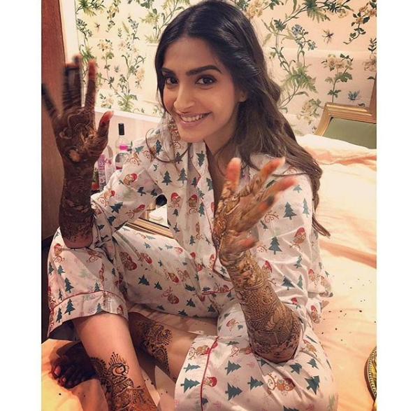 Soha Ali Khan, Sonam Kapoor Ahuja, Sonakshi Sinha: Bollywood Actresses And Their Mehendi Designs That You Can Try This Festive Season - 4