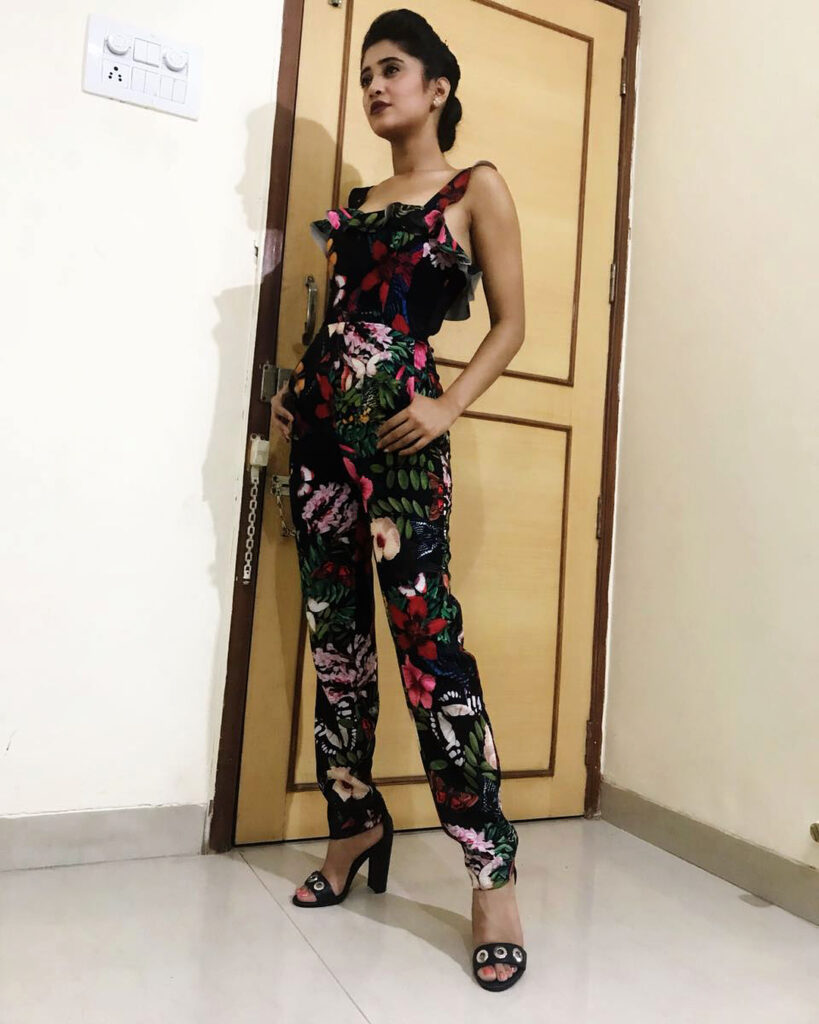 Take Cues From Jennifer Winget And Shivangi Joshi To Style Your Printed Outfits - 5