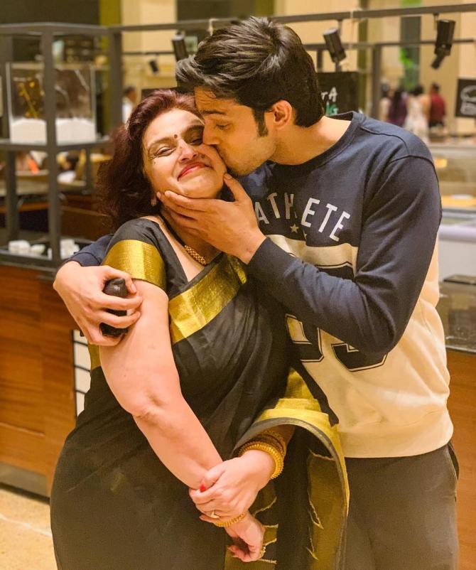 These Pictures Prove Parth Samthaan Is A Complete FAMILY MAN - 3