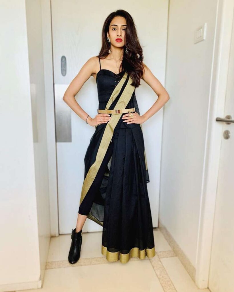 We love Erica Fernandes’s Indo-Western looks; see pics - 3